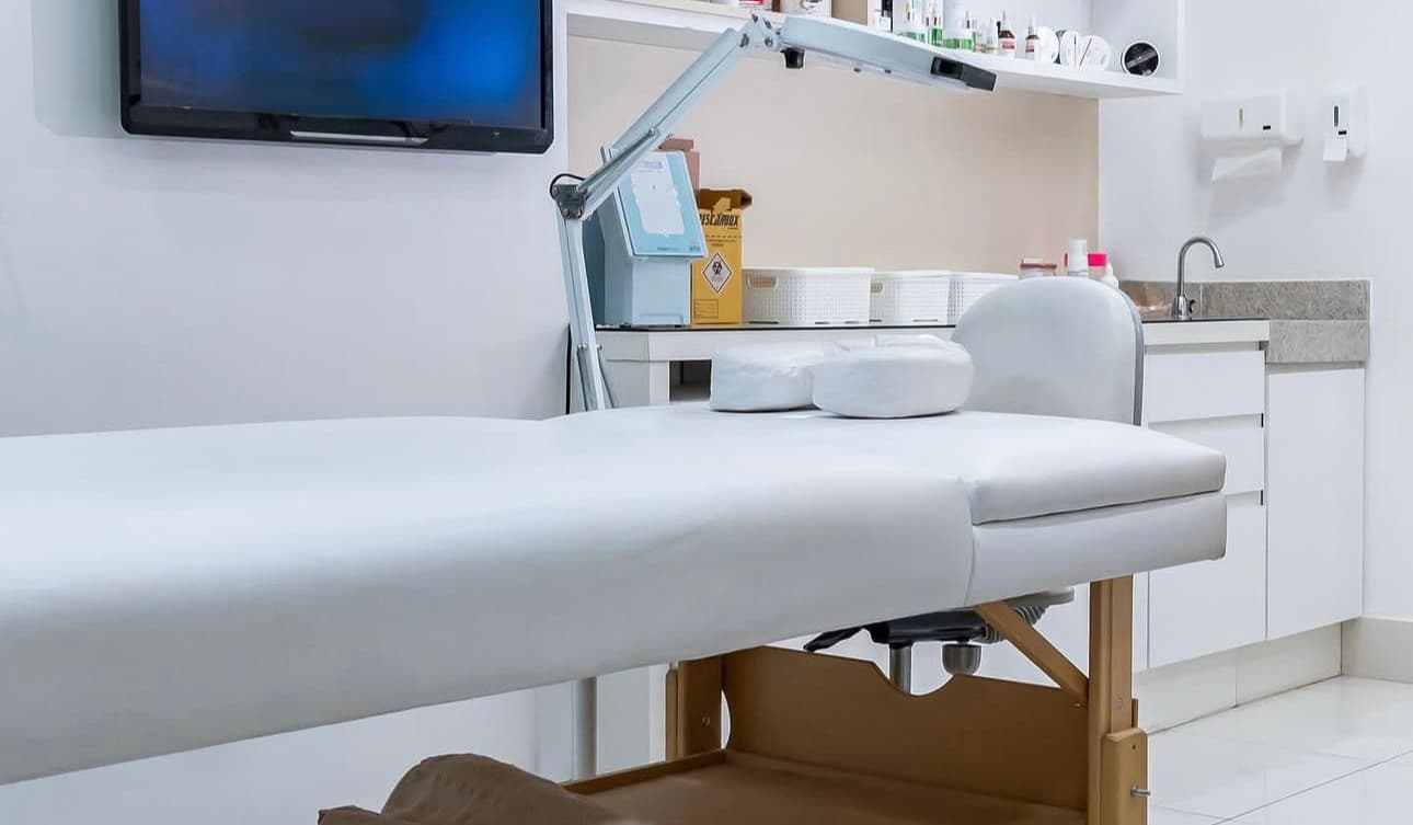 Sala de procedimentos com maca